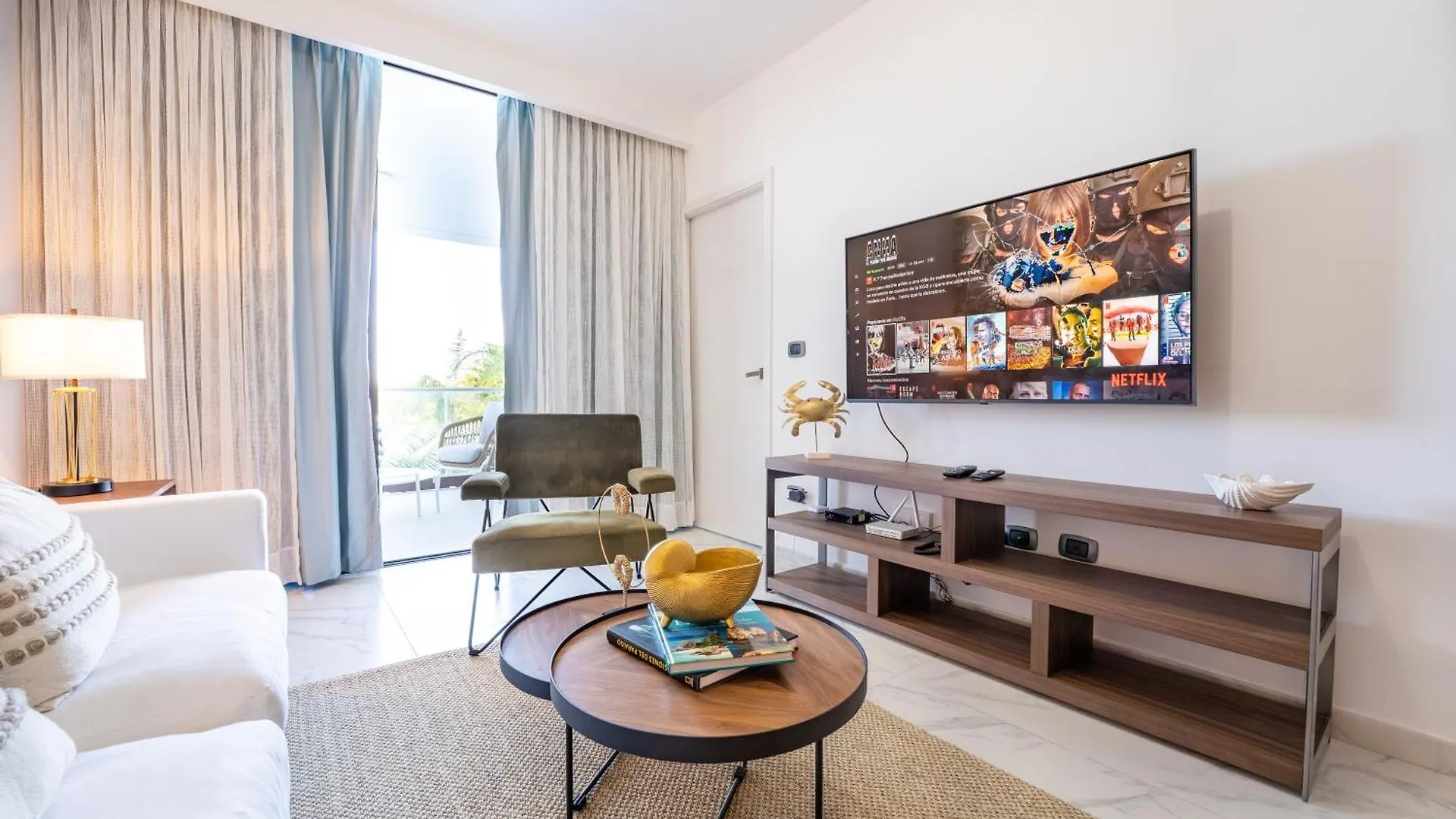 Beautiful Beach Apt With Private Jacuzzi, Pool & Golf location